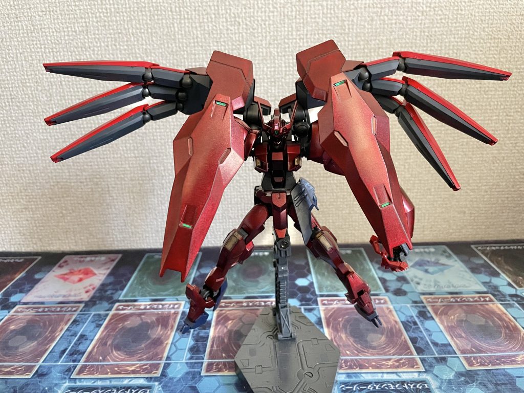 シールド展開。なんか既視感あるなって思ってたらフォビドゥンガンダムがゲシュマイディッヒ・パンツァーを展開したような感じに似てます。くっそウザイ戦法取りそうや性格悪いビルダーが動かしてそうな感じがします。