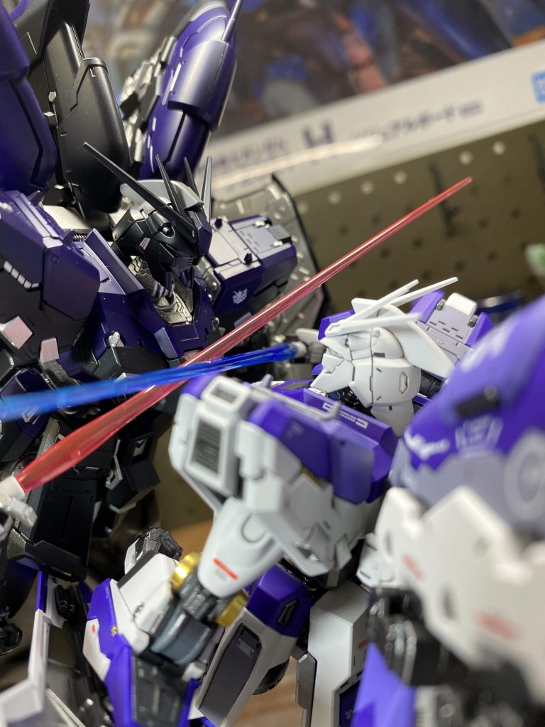 対比色の同型機での戦いをイメージして撮影しました(^^)Blackのダークヒーロー感が凄くカッコイイです!