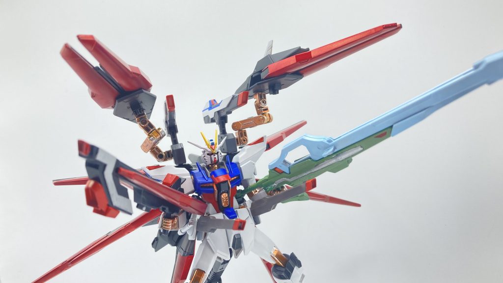 最後に、フリーダム系といえばのハイマットフルバーストです‼️ドラグーン保持のためのエフェクトがないのでドラグーンは射出できていませんが、武装の総数でみれば、かなりの数を殲滅できる必殺技となっています✨