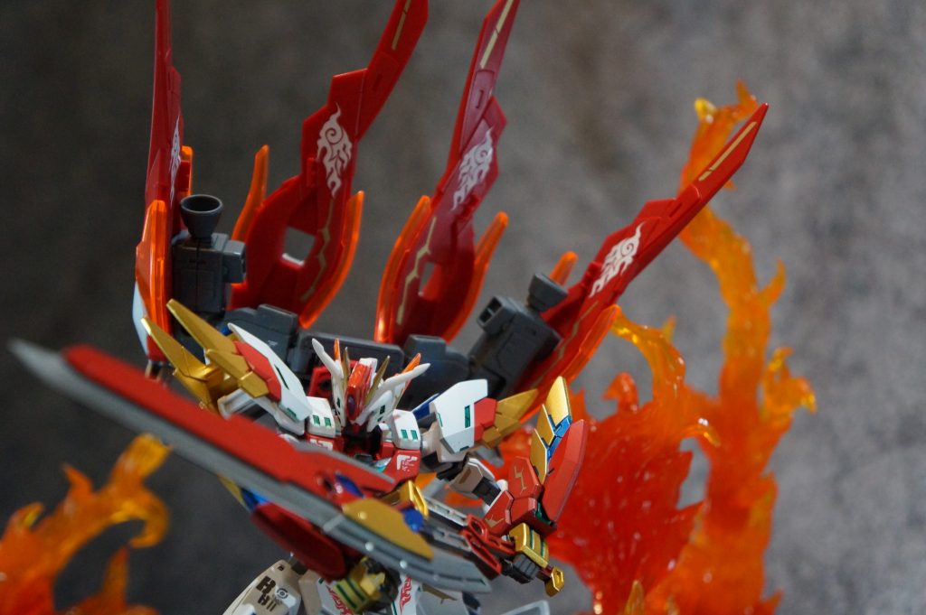 ブレイズブレードとブレイズアックスを合体させたブレイズバスターソード。さらに、本機の性能を極限まで高める