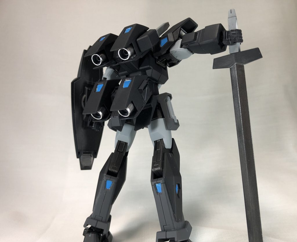 四つもブースターついてりゃなんとかなるべ！今回写真めちゃくちゃ少ないんですけど近接特化にし過ぎて剣構えてるポーズしかなかったんです…塗装剥げるの怖くてビームサーベルも持たせられなかった…