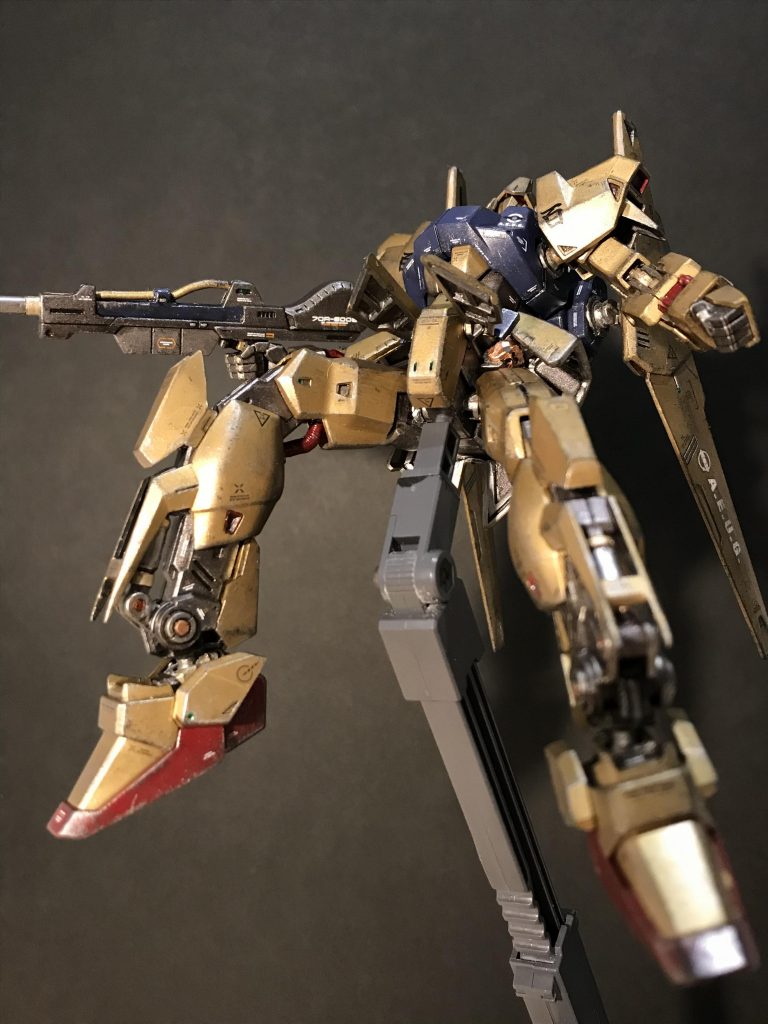 あんまり見えないのですが腰アーマー裏もトラスっぽくしたくて挑戦してみました^^;頭部バルカンを打つの図