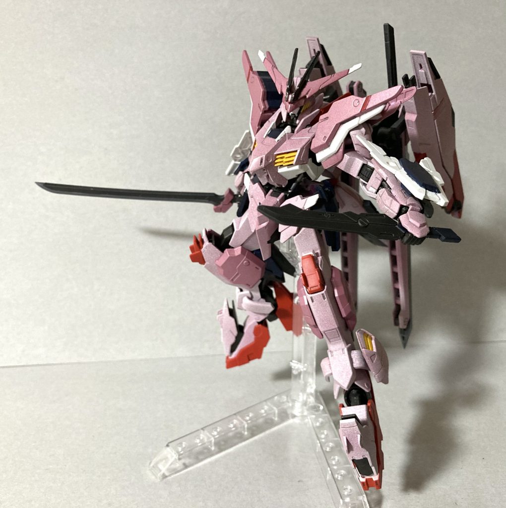 ロングソードとショートソードの二刀流。ちなみに両腕には30MMの肩用シールドを装備してます。