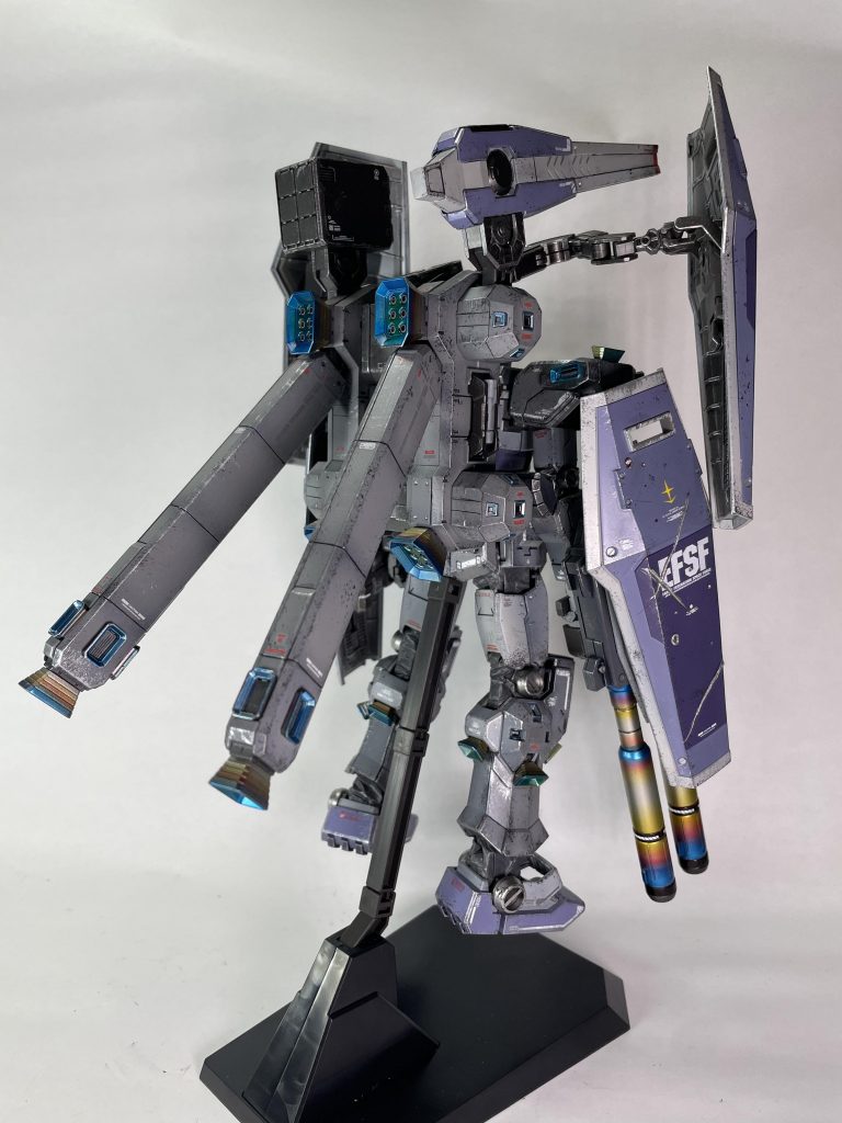 バックショットです。正面はもちろんなのですが、サンボルの機体は武装てんこ盛りで後ろ姿もめちゃくちゃかっこいいですよねぇ…大きなバーニアは満足のいく焼き色を付けられたのですが、小さいバーニアは塗り分けが難しく、またライフルはやりすぎてしまったと反省してます…😇