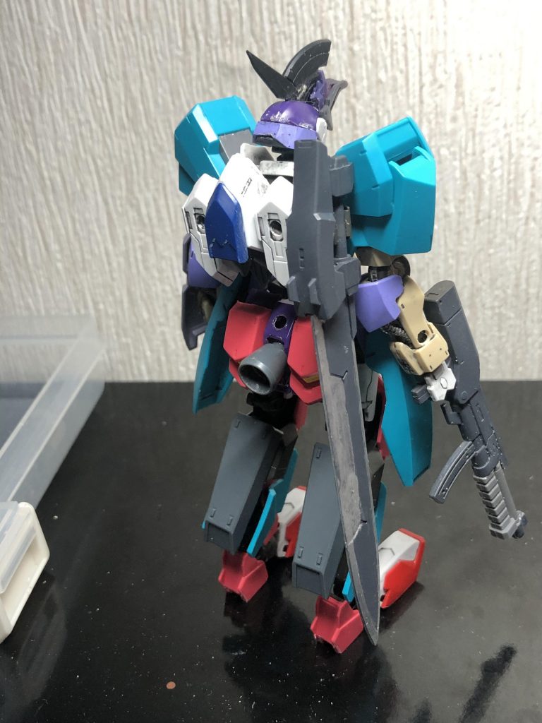 サフ前のパーツ構成(フロント/リア)甲冑をイメージしつつ鉄血系パーツをメインに改造していきました。