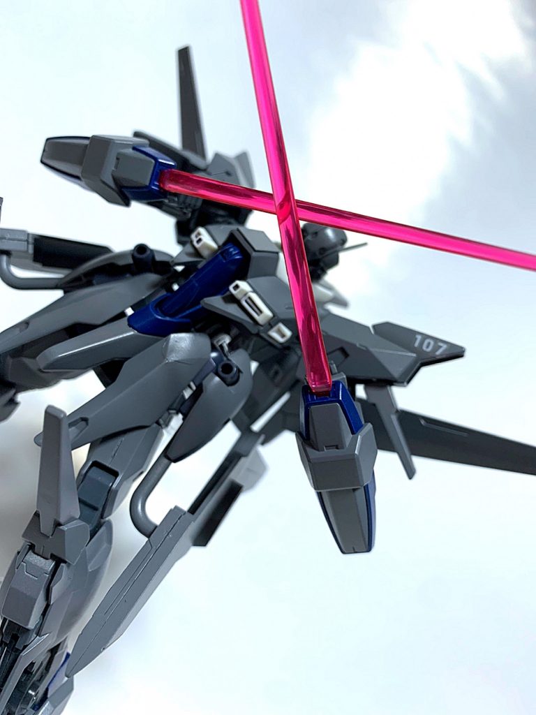 特徴的な腕部の小型ムーバブルシールドにはビームサーベルを収納、シールドからサーベル柄を取り外さずにビームトンファーとして使用することも可能。