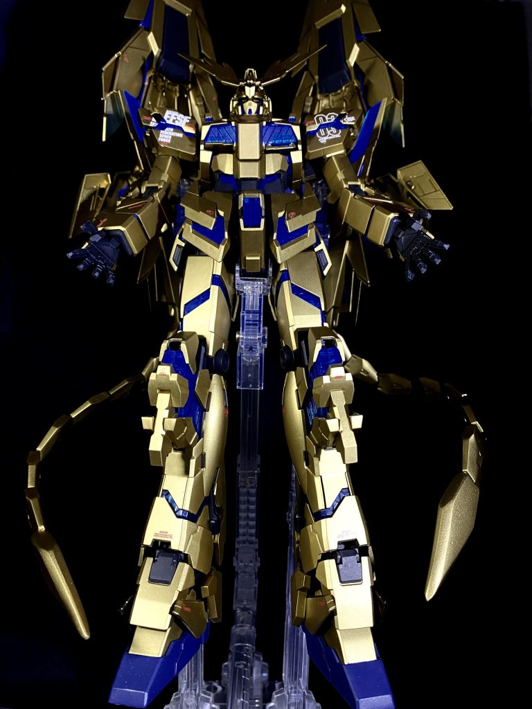 ブラックライト無しバージョン。アームドアーマーが重すぎて、普通のアクションベースだと後ろにすぐ倒れるので、アームドアーマーにそれぞれ1本、本体に1本と支柱3本で支えてます。これで地震が来ても大丈夫♪