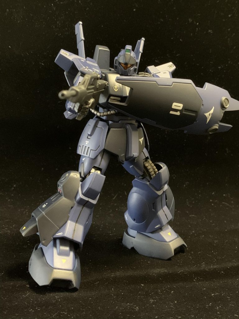 ビームライフルを構えたところ。組んでおいてなんですが、かなりヘビーな印象になったかなぁと。ガンプラが手に入りにくい昨今、ミキシング出来るのも贅沢な空気感になってしまいますが、ジャンクパーツも捨てないでとっておくと面白いものが組めますね。