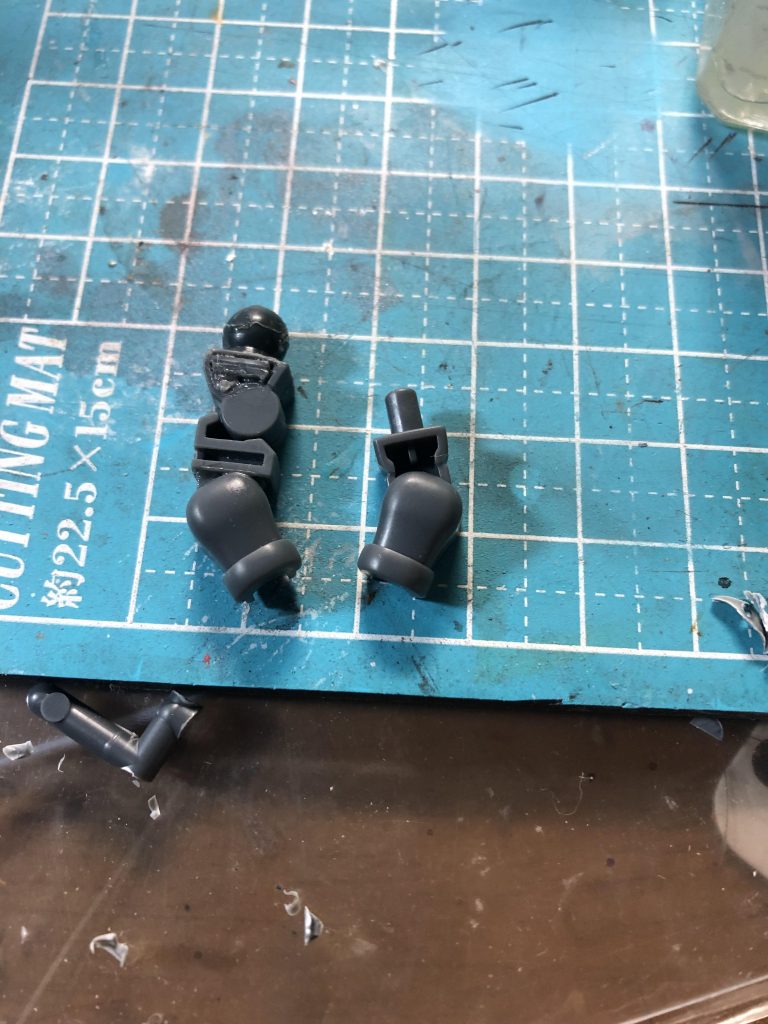 腕の延長工作です。本当はブースターじゃないクロスシルエットを使う予定でしたが、ガンプラ不足の煽りで見つからなかった😭