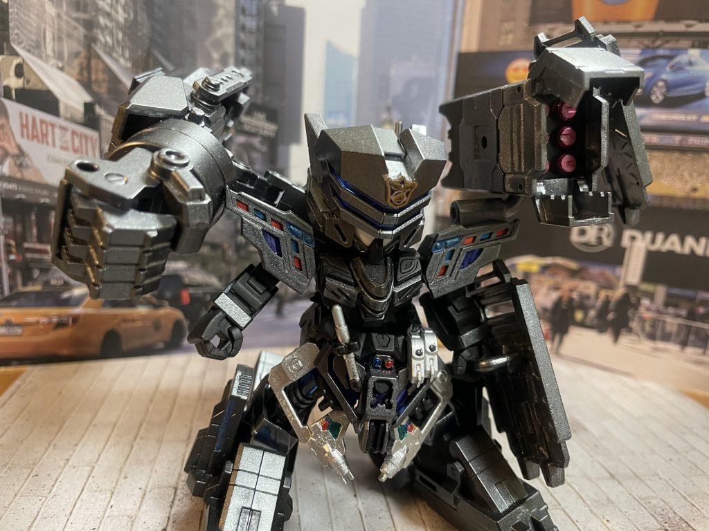 高機動装備。なんとなく足元のみ強化だと物足りなくてミサイルポッドと巨大ハンドを装備しました。左右で阿吽と言いますかなんといいますか…ロマンです。