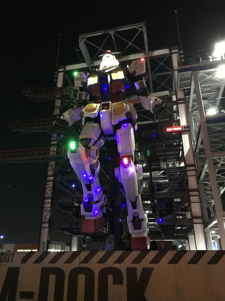 屈んだ状態で我々に手を振ってから再度立ち上がり、一度しゃがんでから翔びたつ姿にこのプロジェクトに関わった方々の思いを感じとる事が出来ました! 無謀とも言えるプロジェクトだったと思いますが、よくぞここまで素晴らしいガンダムを作り上げた関係者の皆さんに感謝の気持ちでいっぱいです!