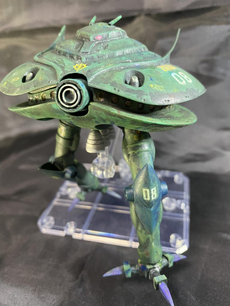 モノアイはガンダムマーカーのピンクで塗ってから、最後にピンクの中心にガンダムマーカーのホワイトでチョンと置きました。