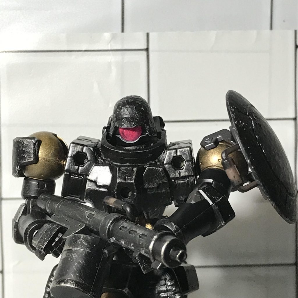 胴体はラビオットのものを流用。首周りのアーマーは肩アーマーの余りを流用。目はクリアパーツの裏に蛍光ペンで塗装。