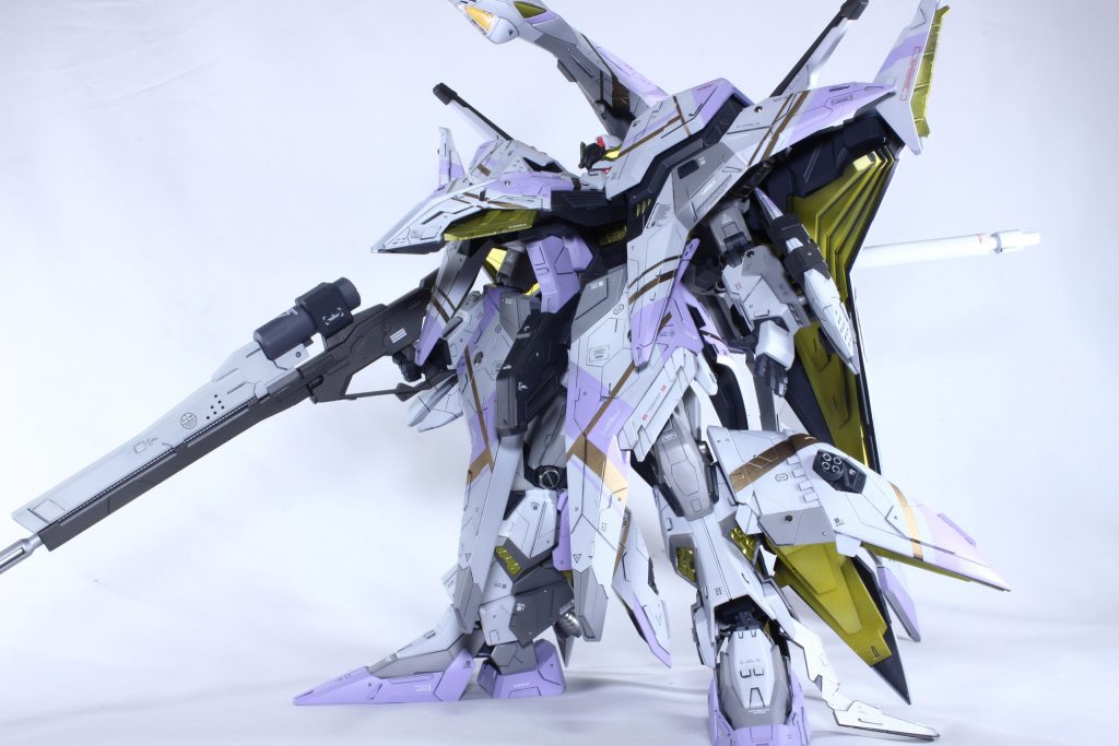 昨年久しぶりじプラモに復帰してからは初めてとなるイエロー(クリア)をシルバー地に使用。ガイアのラベンダーは、店で見た時に決めました。ラインマスキングはゴールドとラベンダーの2トーンにて。