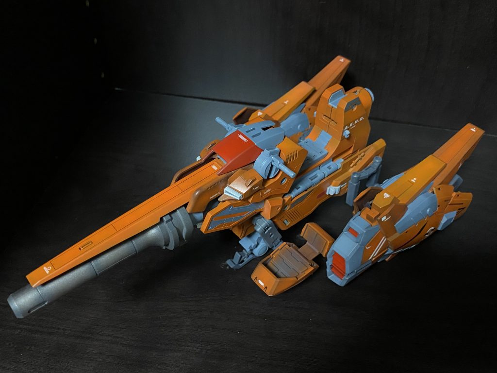 足乗せの部分は、MG陸戦型ガンダムのスリッパとジムクゥエルのアンクルアーマーで作りました。