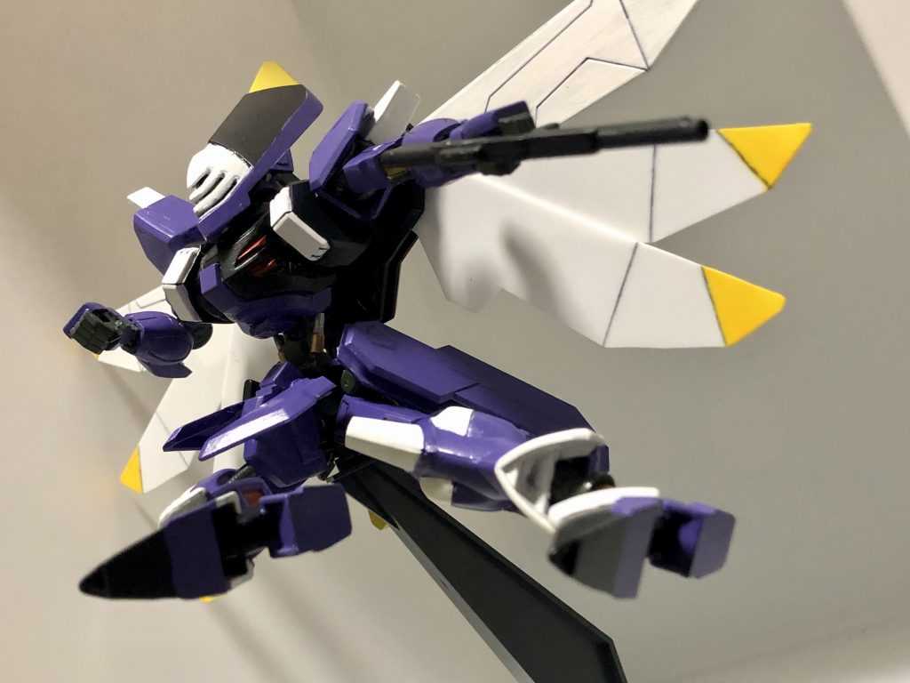 ディンは連ザの格闘が蹴り技なのが印象的でした脚部はガンダムフレームの動力パイプがはみ出る形につけてあります