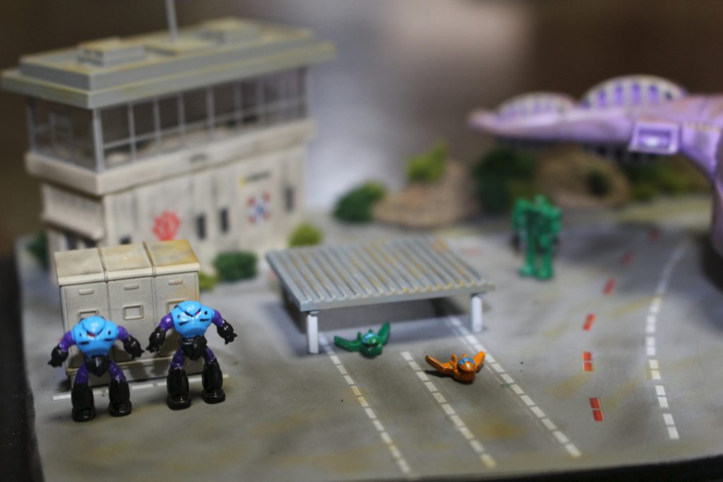 ドップ用に簡易ハンガーを配置、後方には管制塔を配置