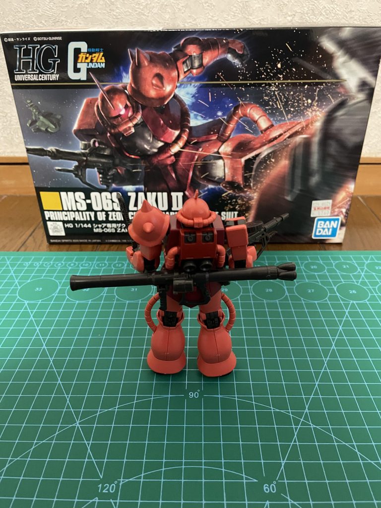 色々考えてポージングを決めたのですが、デカいバズーカは背中に設置しました!!両手には、オノと小さいライフル銃を持たせています♪