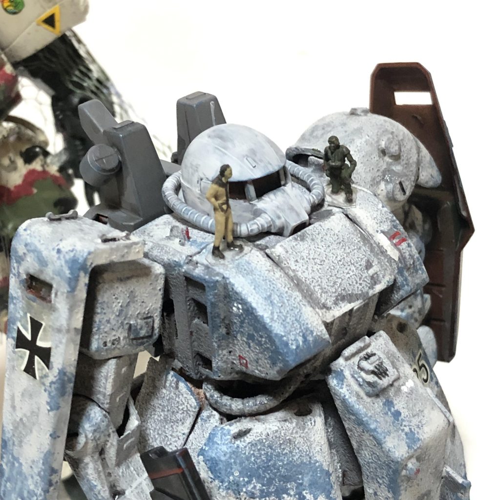 ハイザックの肩辺りで士官とパイロットが何か話をしている。この時代では比較的小型のハイザックだがそれでもその大きさがわかるショットである。