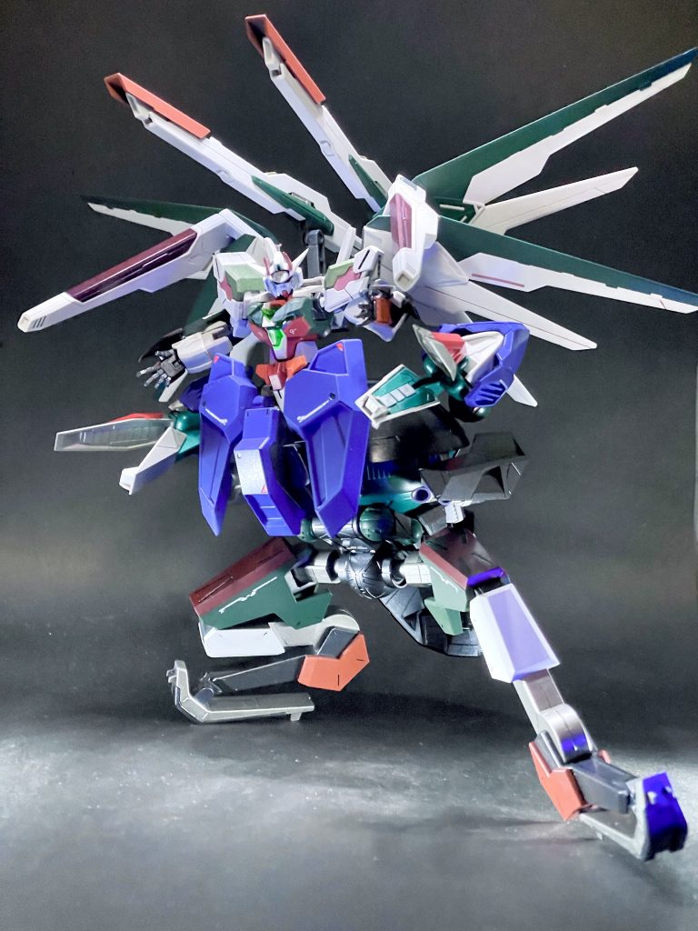 ガンダムグリム(コアガンダムがアーマーを着けた状態)と、支援機のリーパーが合体した状態がこのガンダムグリムリーパーとなります。GRIM REAPERとは「死神」という意味です。