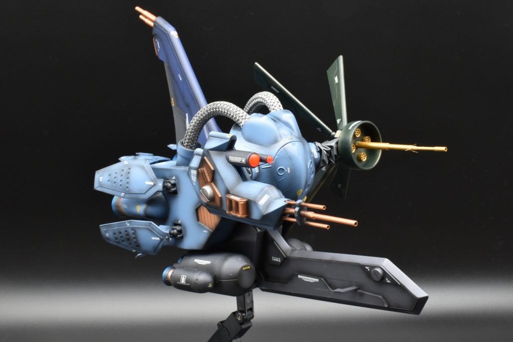 右腕には大型センサーを取り付け。