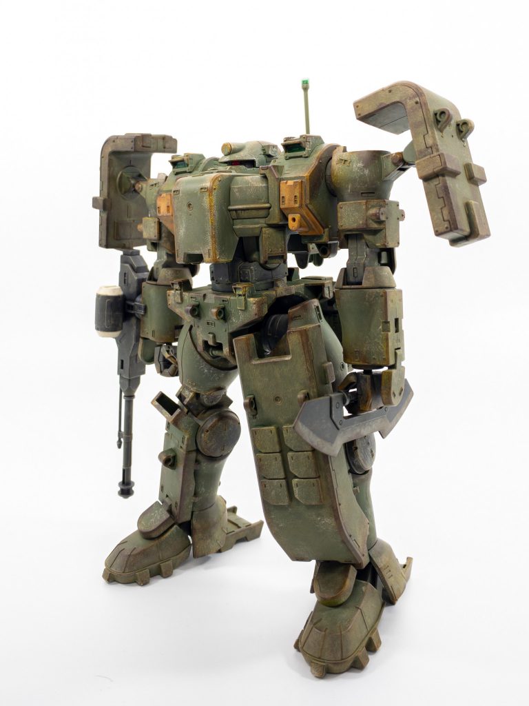 1日で仕上げるのが目標なのでゲートや合わせ目の処理などはせず、成形色の上にウェザリング塗装でしあげました。