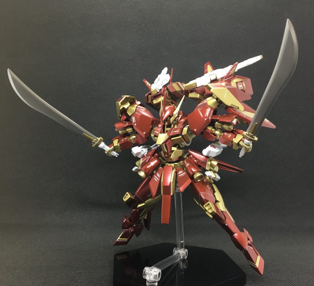 【オルトロス バスターソード】サイドアーマーにマウントされた大振りの剣。基本運用としては両手に装備し、接近戦にて強力な斬撃を繰り出す武器となる。