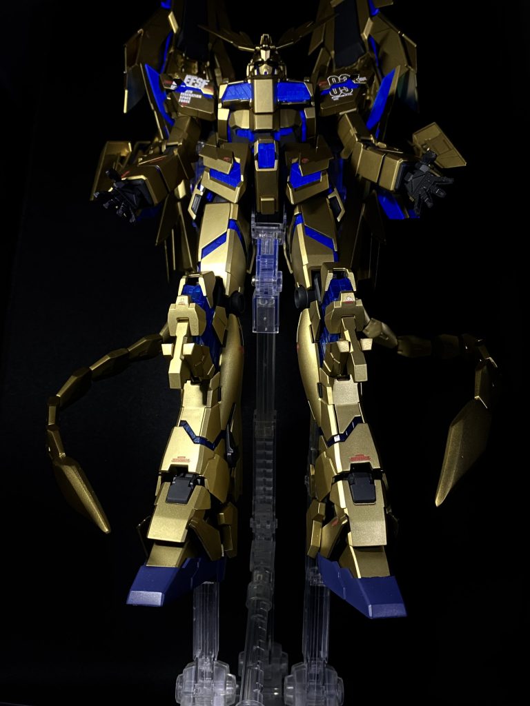 正面ショット。キットはメッキ仕様ですが、ユニコーン共通パーツがほとんどで、アンダーゲートになっておらず、ゲート跡だらけで残念。パーツ流用で開発費かからないんだし、メッキ仕様で値段も倍するんだからせめてアンダーゲート化してほしかった。まぁ愚痴ってもしょうがないので全塗装一択で。パーツをピカピカに磨いてメタリック塗装したんですが、動かす度にどこかしら色剥がれするので、アクションベースに固定しながら作りましたw そういう事情でデストロイモード&ポーズも固定です。ポーズは神降臨のイメージで。