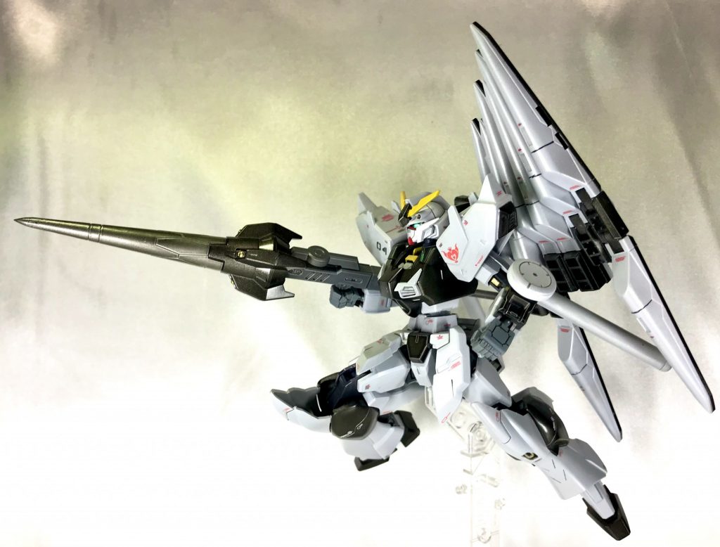 ガンダムソストゥスの名前の由来は、ギリシャ語でソストスが[正しい、正す]とゆう意味だったので腐敗した連邦政府を正すとゆう意味を込めて名付けました。ちなみに、反地球連邦組織であるユニファイですが、第二のマフティーのような組織とゆう事なので、設立したメンバーの一人は「あの人物」とゆう設定です笑←肩の王冠のデカールはユニファイのエンブレムです。コスモ・バビロニアの構想に共感しているとゆう設定なんでこーゆーの貼りました😌