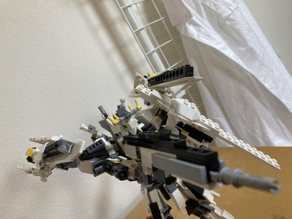  個人的にはビームライフルとシールドあしの造形が気に行ってます。以下妄想設定です（興味ない方は飛ばしていただいて結構です）。宇宙世紀.0094アナハイム・エレクトロニクス社の月本社に流れ着いたあるモビルスーツのコクピットとその胴体。それはあのアクシズショックを引き起こしたRX-93νガンダムのものであった。勿論パイロットは搭乗しておらず行方不明である。そしてその流れ着いた部品を修理、改造してUC.0095にアナハイム社の技術部が開発したのがこのνガンダムリペアである。この機体は試験的な面が強く特に背面の2つのユニット、これは後のユニコーンガンダム2号機3号機にも搭載されたアームド・アーマーDEの前身モデルである。サイコフレームが搭載されている。また、ミノフスキー・クラフトが組み込まれており、推進剤を全く使用せず飛ばすことが可能である。この兵器の試験中偶然ミノフスキークラフトが故障、しかし飛行を続いたことでサイコフレームによる操作が可能であることが発見された。また、ミノフスキークラフトが搭載されているとはいえ機体そのものを飛行させることは出来ない。この機体は正式にνガンダムの後継機となるはずだったがナラティブガンダムやΞガンダムの存在やこの機体の辿った経緯により歴史に名を残すことはなかった。