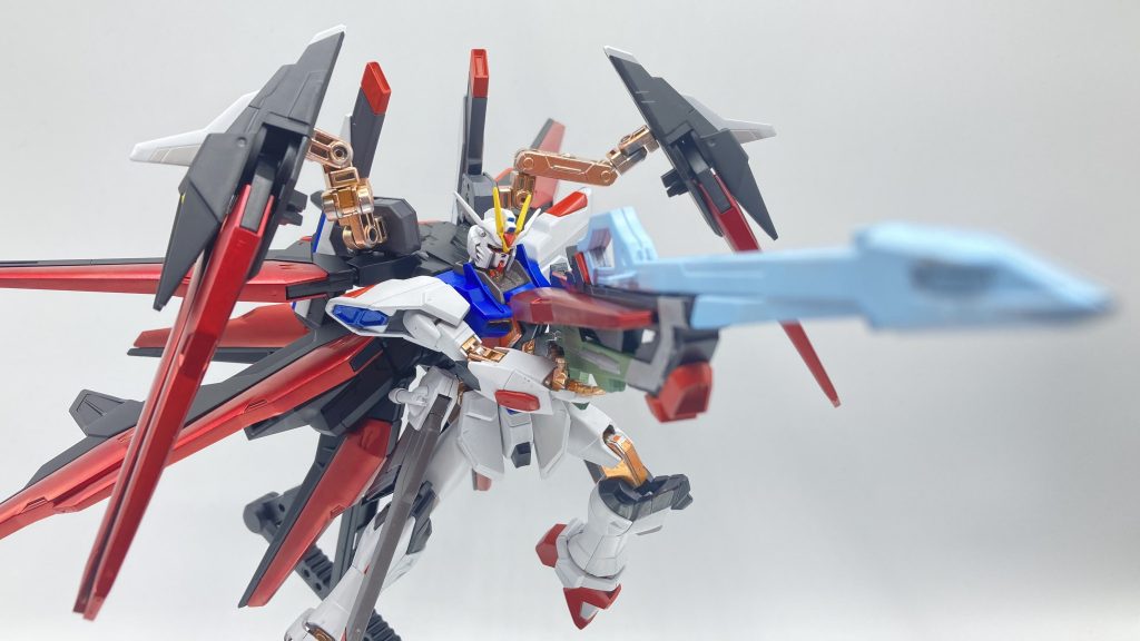 そして本機最大の武装は3つの武装の連結による超長射程ライフルとなっています‼️その際、防御が手薄にならないようドラグーンシールドはアーム制御となっています‼️