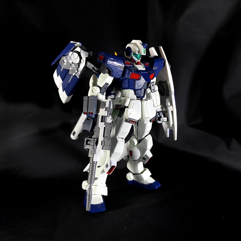 オリジン版ガンダムのライフルを改造し、専用のビームライフルを装備させました。オプションで右前腕にグレネードランチャーを装備できます。