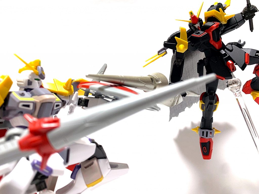 元キットのジャスティスナイトと。クララ「カザミさあああああん！大ファンです！！！手合わせ願います！！！！」的な。 ［編集後記］これが今年の作り納めになります。きっかけは、家電量販店行った際にジャスティスナイトが大量に売られており、2Pカラーとかニセ○○みたいなの作りたいなと思い作りました。頭部のVマーク消しはプラ板を上からペタッと貼り付けました。マントは100均のレザー端切れを使用しています。メイン武器はジャスティスナイトとインジャスティスウェポンズ、ジンクスⅢ、Rギャギャのパーツを組み合わせています。サブ武器はガンダムヴィダールのものです。 最後までご覧いただきありがとうございました〜！