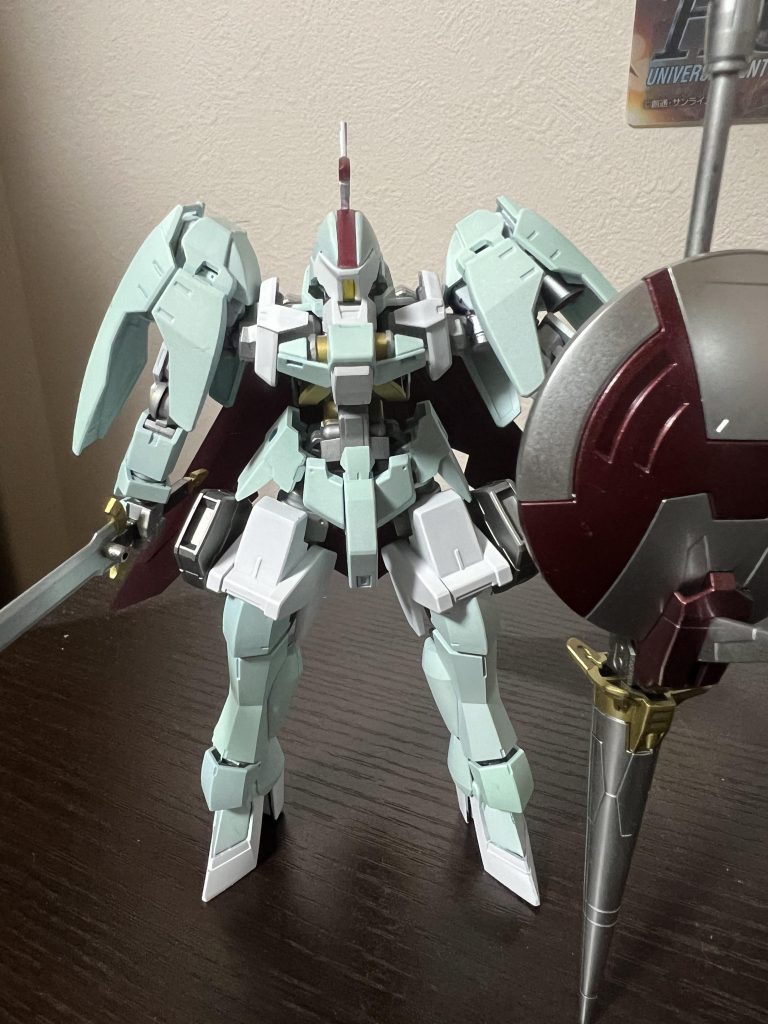 正面。本体は艶消し。武器、マントは光沢のトップコートを吹きました。