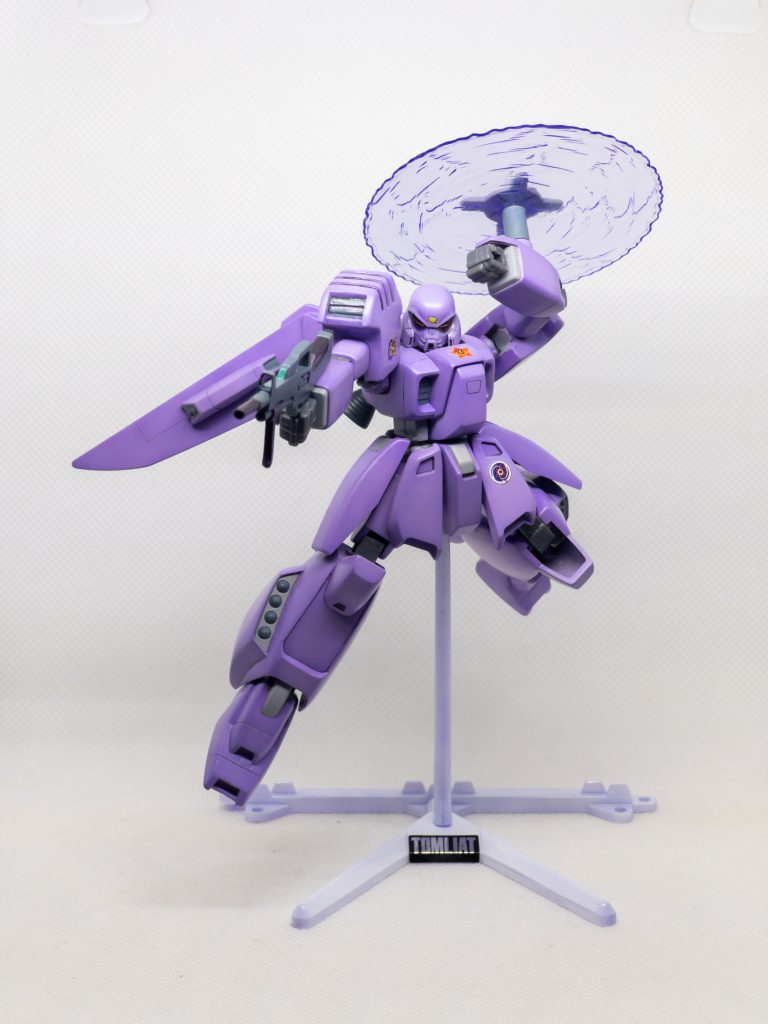 ビームローターで飛行しながらビームライフルを構えて。ビームライフルのフォアグリップは可動するように改修。ビームライフル自体のディティールも追加しました。