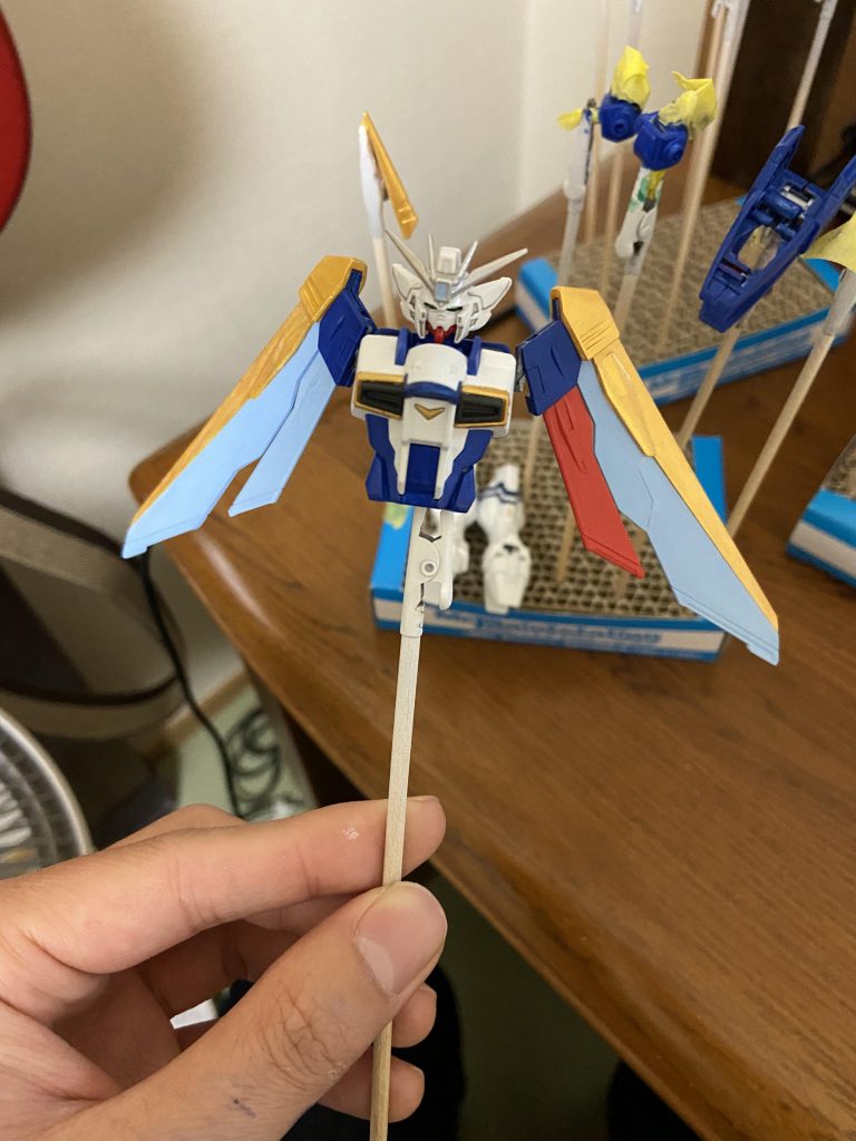 髪飾りの配色を羽で再現しました。