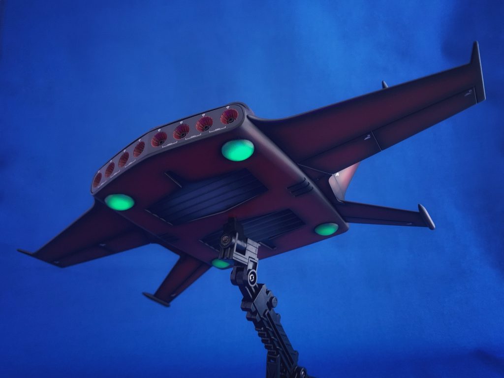 コクピットや底面四隅のモールドは蛍光カラーをキャンディ塗装の要領で吹いていますUVライトでぼんやりと光ります