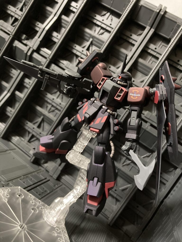 メインカラーにパール塗装、一部にキャンディー塗装を行い、艶消しでマットに仕上げました影になると黒くなり、光が当たると紫になります