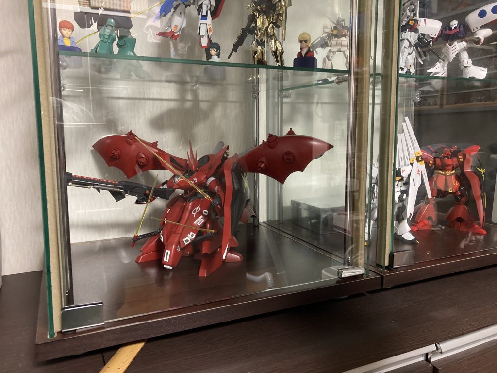 手持ちのコレクションケースに収まってくれて安心しました。家に帰ってこの棚を見て癒されニヤニヤしてます。最高です、ナイチンゲールのある生活。