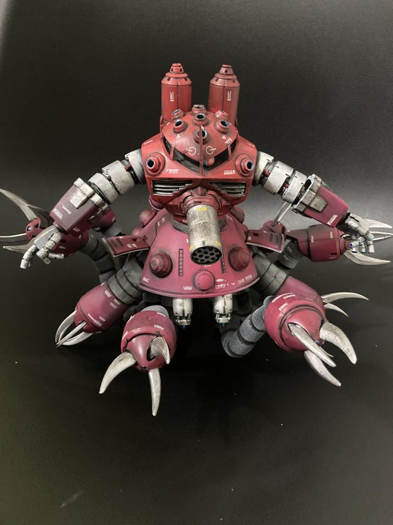 腰部スカートが大型化されて大推力エンジン搭載はのちのジオングに繋がっていく設定。