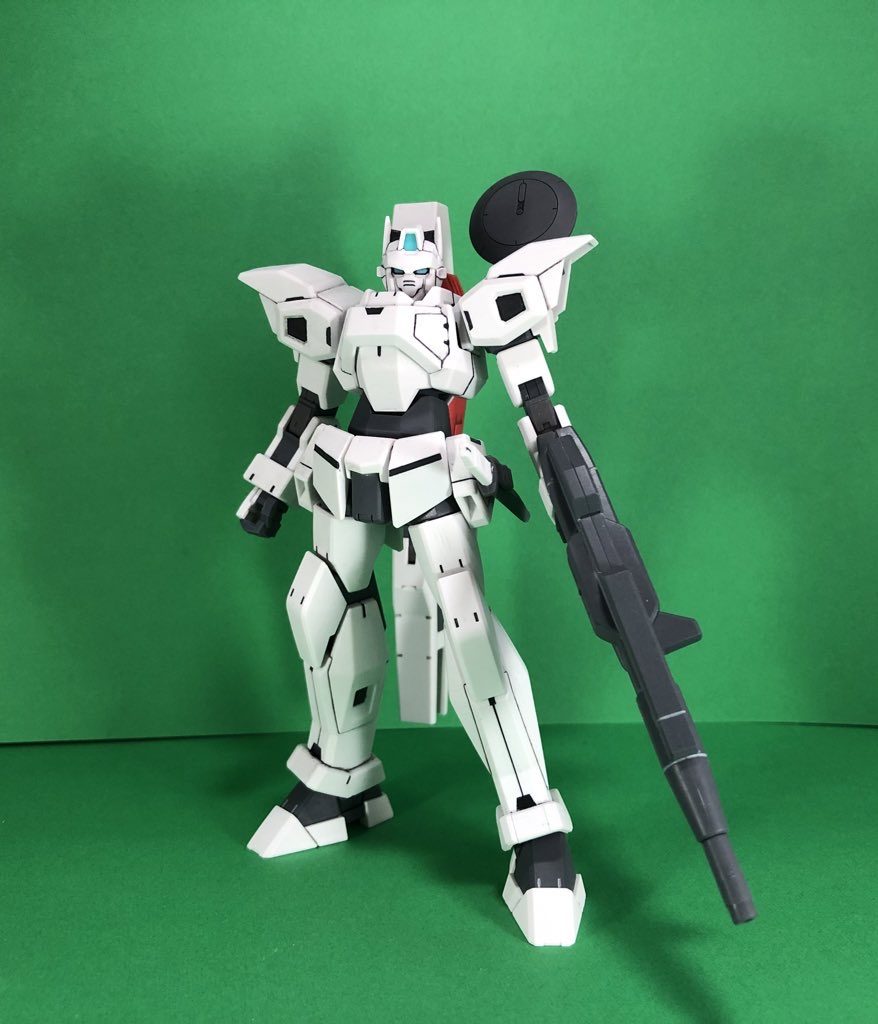 長距離での武装はバックパックで完結しているので中距離戦闘ではライフルでの射撃をスムーズに行えるように常に持っています