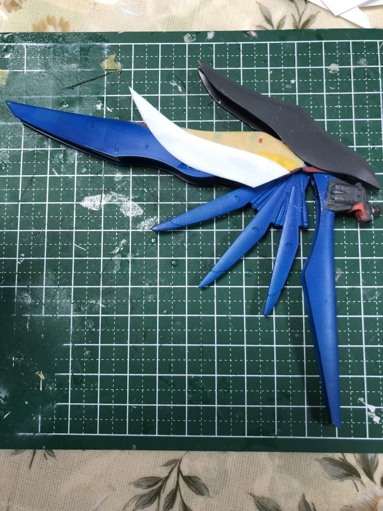 後ろのデスティニーの羽もこんな感じで展開してます……