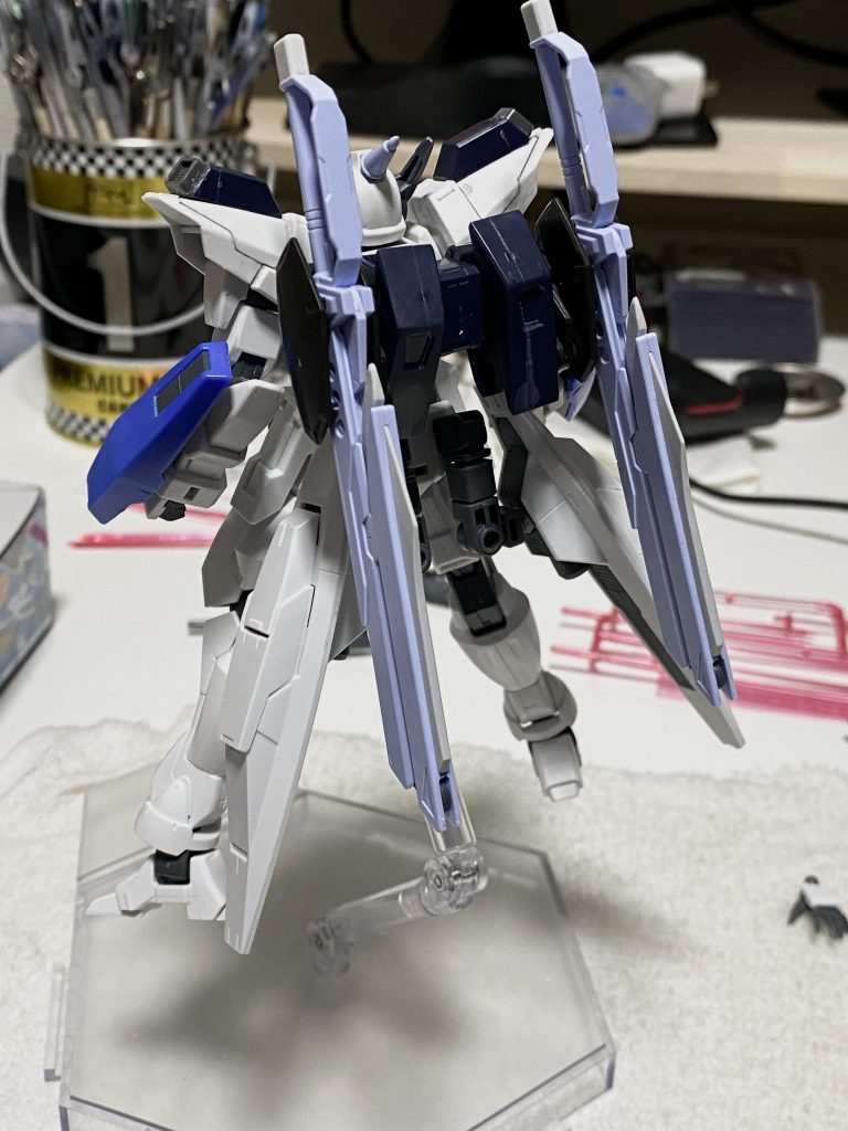 塗装前、背面。肩の追加スラスターはGエグゼスのサーベル収納パーツを元にポン付けです。