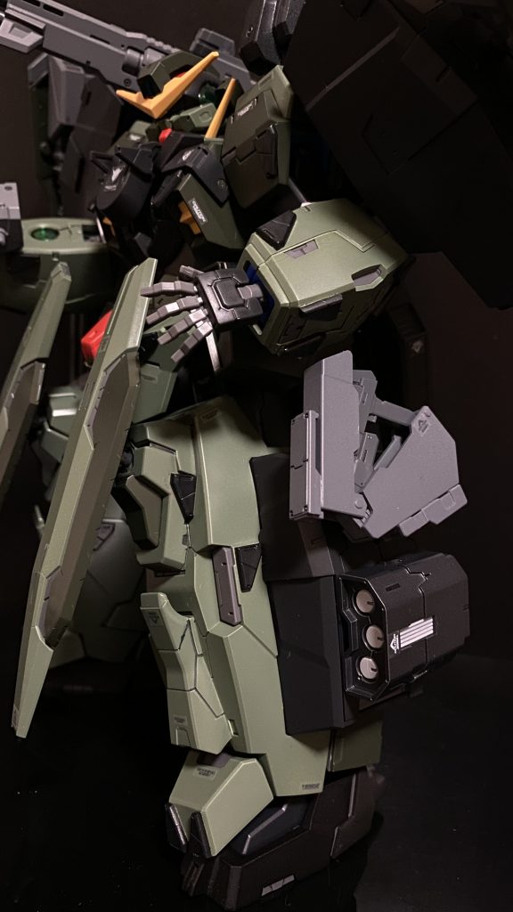 GNシールド　機体のシルエットを変えているもう一つとして、この装備が上げられる。「エクシア」、「アストレア」などが装備する物と同等。この装備により、前面防御性能が飛躍的に向上している(主に実弾防御性能、人革連の基地防衛におけるMSの大口径の実弾兵装に対応する為)。GNビームピストル　「デュナメス」の物と同等。対艦隊用GNミサイル　今回、基地内外の破壊用に装備された。「対艦」ではなく、「対艦隊」である。直接艦に撃つのではなく、艦隊に対して発射される物、広い爆発範囲と破壊力を持つ。MSに装備する為ダウンサイジングされている。