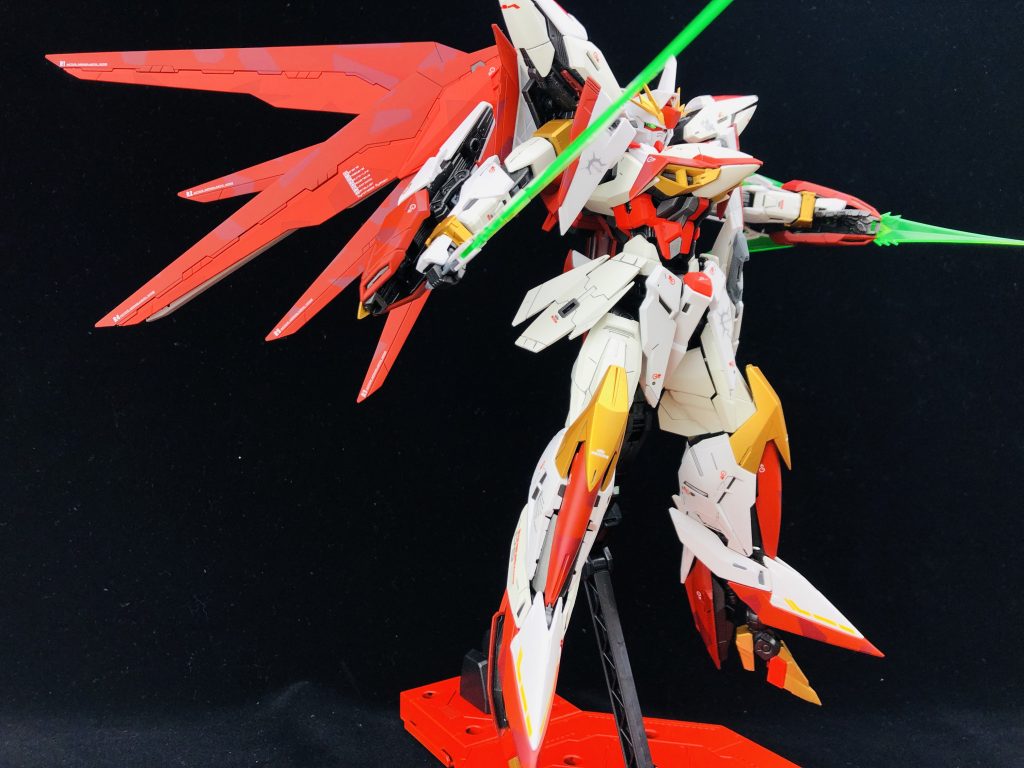 差し色に本来は黒系だった箇所にスターブライトゴールドにして塗装。艶消しで処理したけど鮮やかな赤に花を添えるように整ったかな。ツインアイは実は成形色で、塗装後に偏光フィルムを貼ってます(手抜き