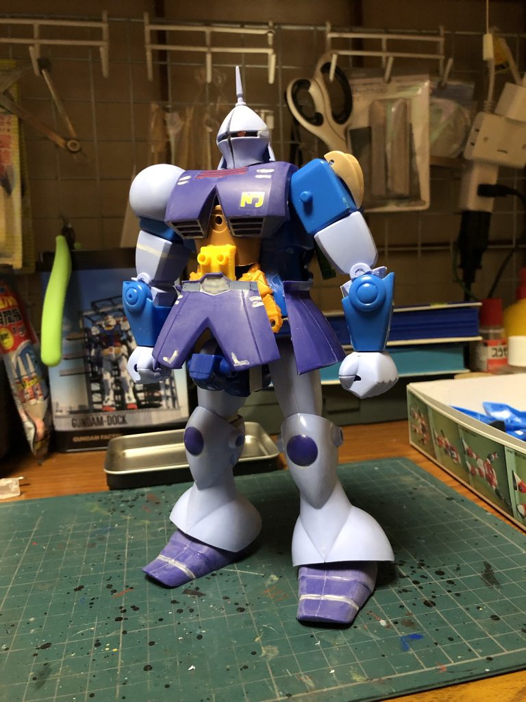 1/100グフの胴体部分に切り刻んだ1/100ギャンの外装を取付。腕もグフとのミキシングで延長。なのでこのキットは主に1/100グフとギャンのミキシングとなります☆☆☆