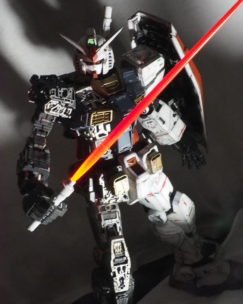 ビームサーベルは蛍光レッドで塗装。光るとカッコいいです。