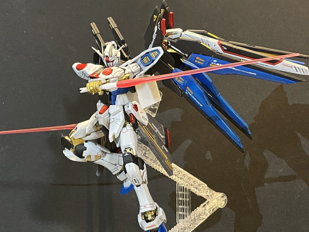 ラケルタビームサーベル二刀流。このポーズ個人的にかなり好きです。ウィングを展開してなくても間から見える黒、白、赤の組み合わせがフリーダム味を出してていい感じです。制作工程や妄想設定などブログに書いてるのでよければ見てください。https://weekend-hobby.com/post-291/291/