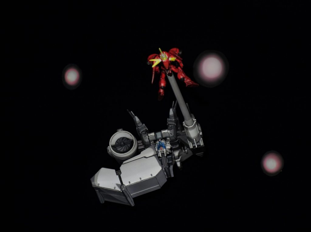 グサッ元々、デンドロビウムのイラスト風模型の作成がメインタスクでしたが、ミニチュアなガーベラテトラが付属していたので、ならばと作成してみました。