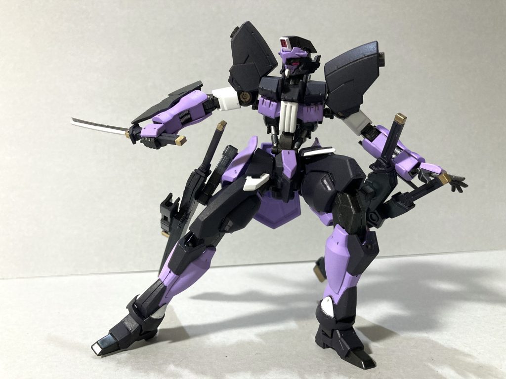 小太刀を構えて。太刀と小太刀は30ＭＭオプションパーツからです。メインカラーはMr.カラーのパープルとディープオーシャンブルーをつや消しで。